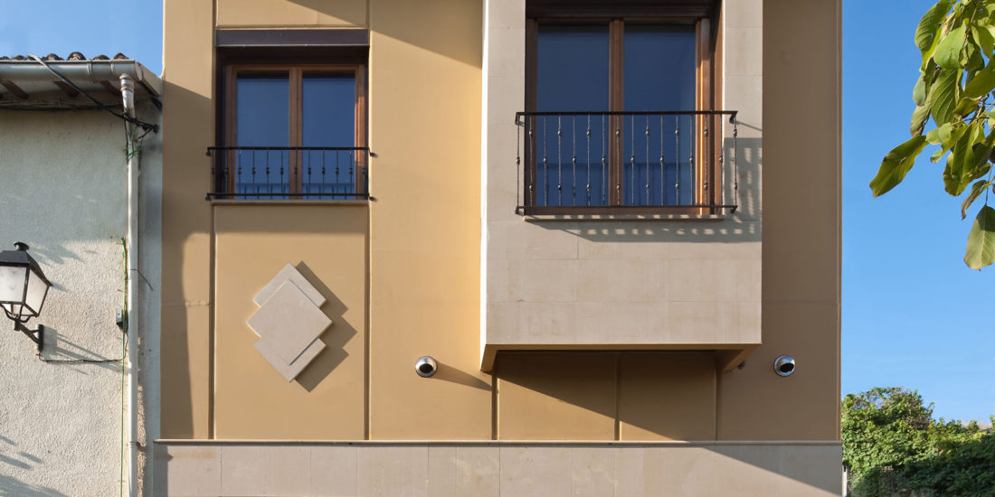 exterior-Vivienda-passivhaus-construida-entre-medianeras-con-lonja-merendero-en-la-planta-baja